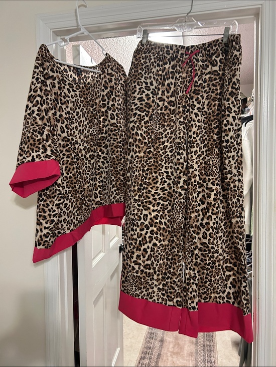 SHEIN Pants - SHEIN Leopard Print Wide Leg Pants & Top Set with Pink Trim 🩷🩷🩷🩷🩷— GENTLY USED